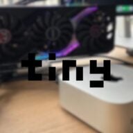 Logo TinyCorp, Mac Mini et eGPU en fond