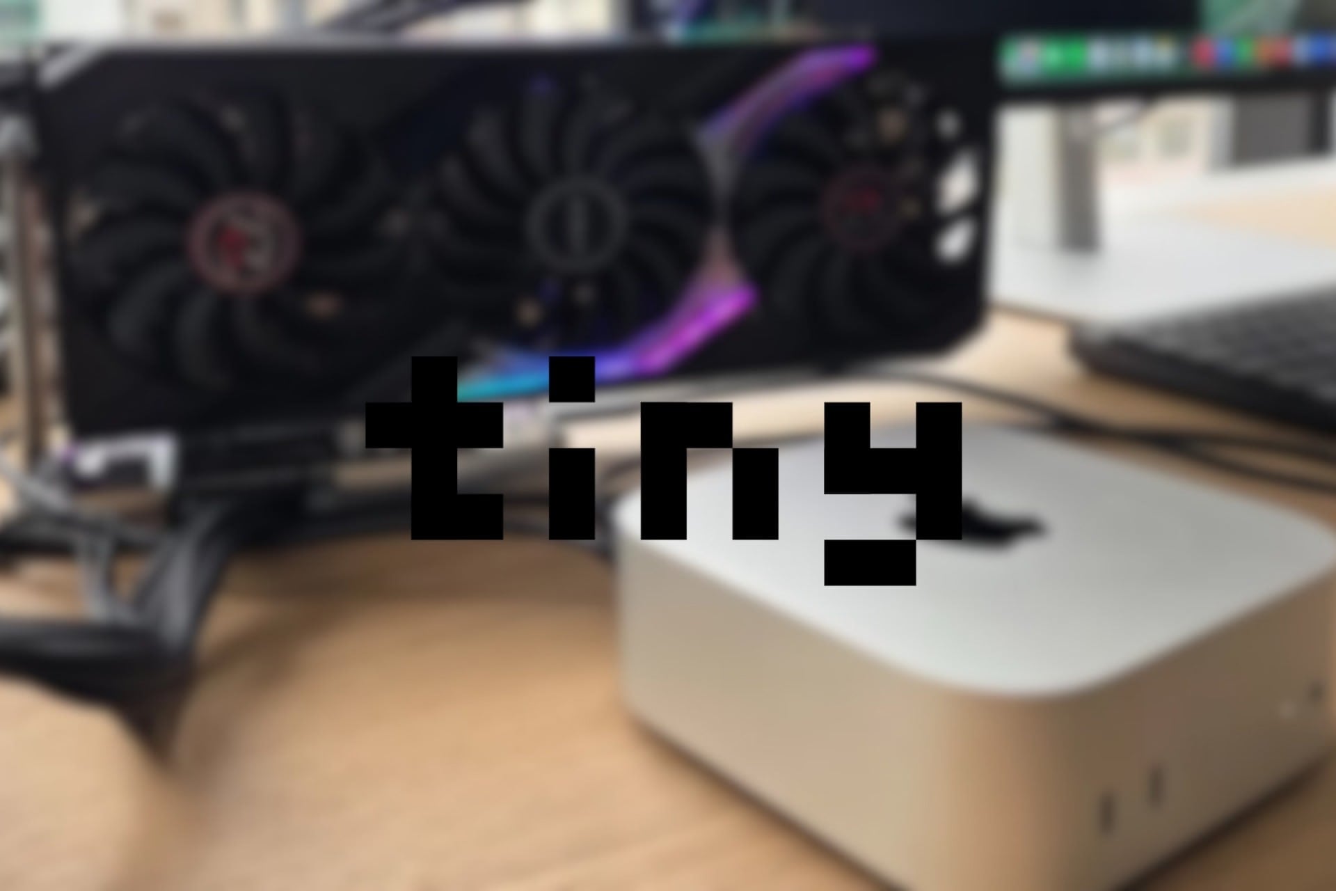 Logo TinyCorp, Mac Mini et eGPU en fond