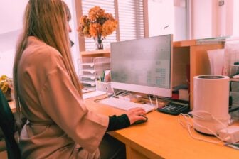 Femme, travail de bureau