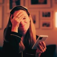 Femme agacée smartphone