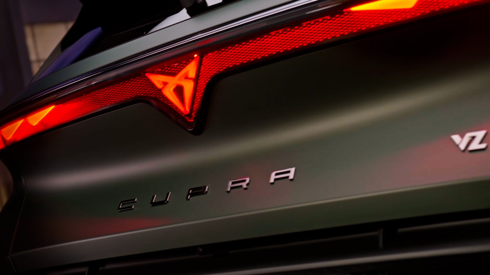 Le logo arrière s'illumine avec les les feux de stop