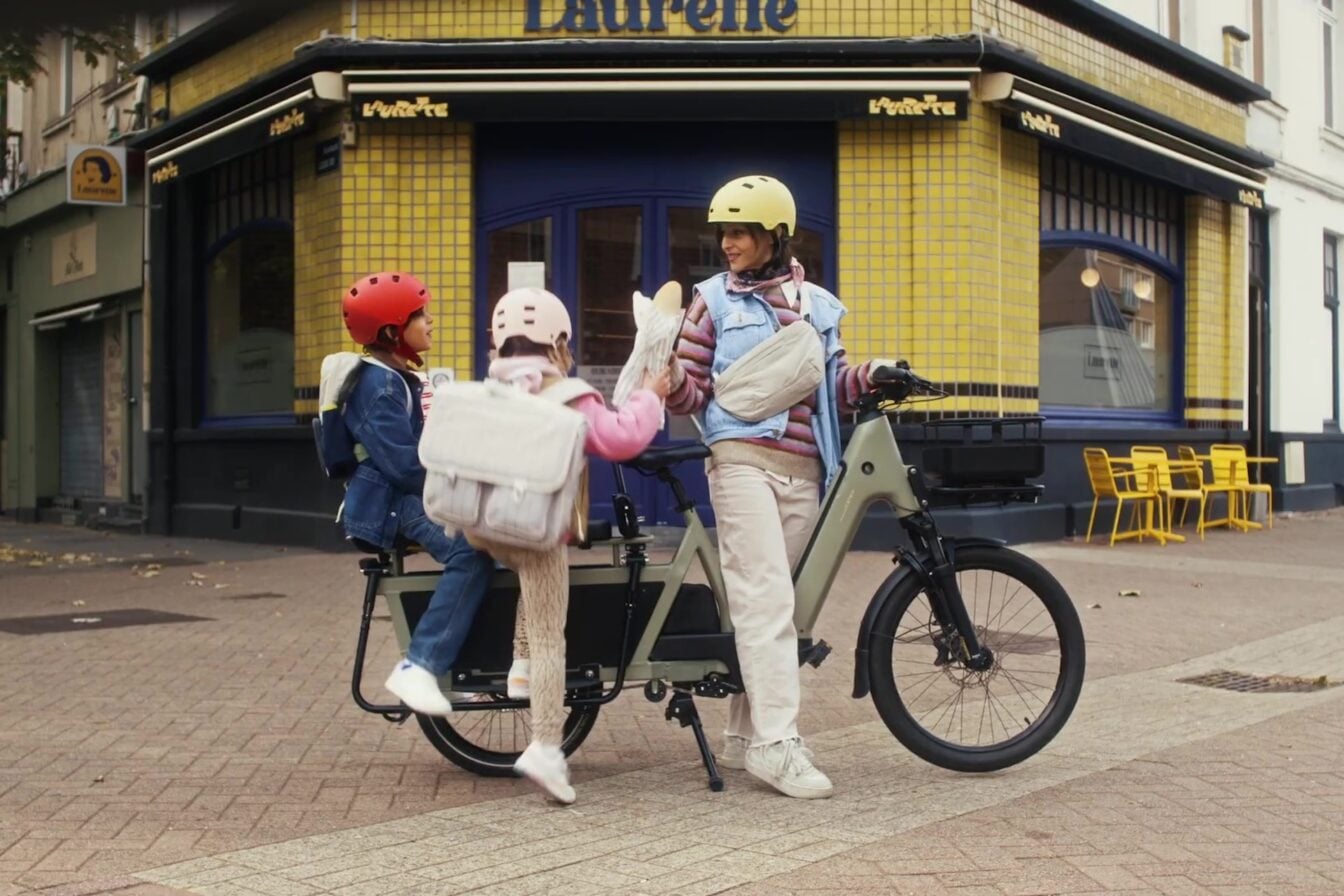 Moteur magique, barres rabattables et géolocalisation antivol : le nouveau vélo cargo de Decathlon débarque et veut tout casser