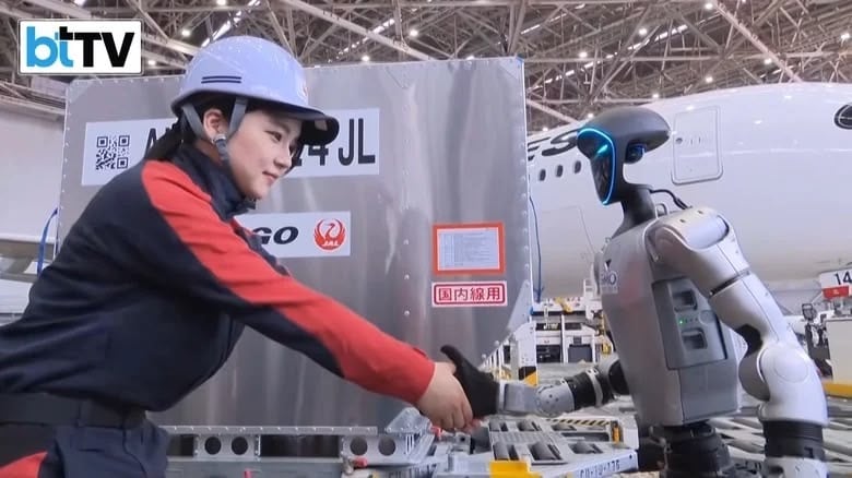 Robot Unitree serre la main d'un employé de l'Aéroport d'Haneda