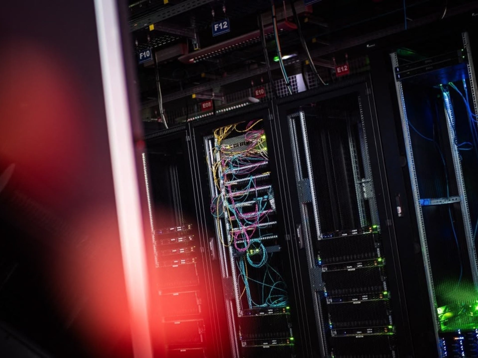 Focus sur un rack serveur, datacenter