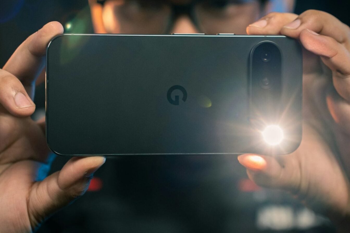 La lampe torche de votre smartphone peut-elle faire fondre du plastique ? Des vidéos virales ont fait le test