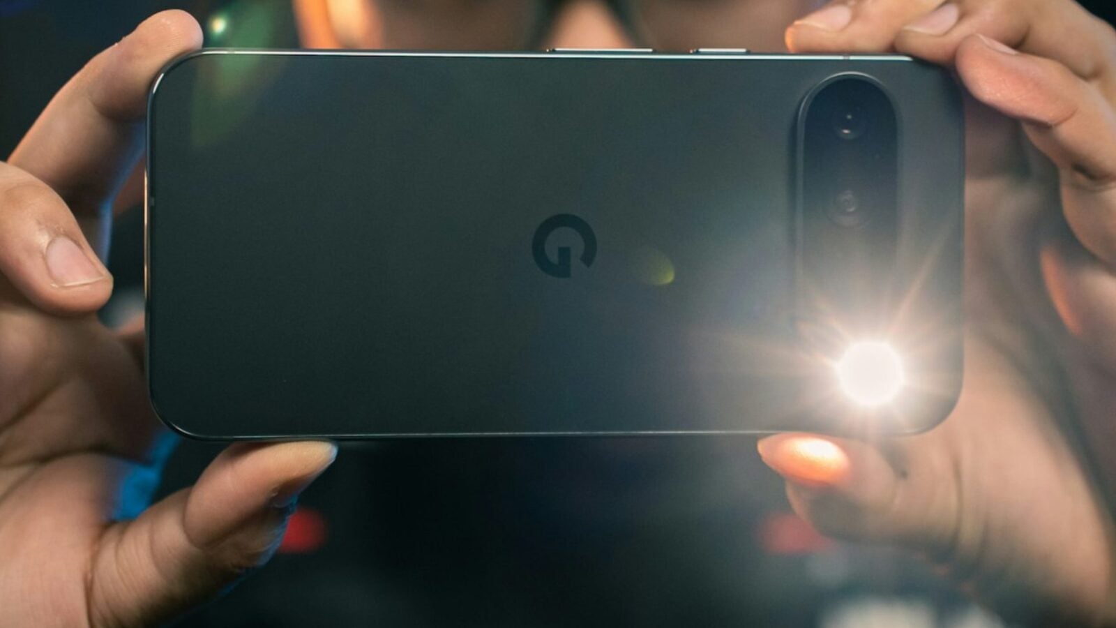 Akıllı telefonunuzun el feneri plastiği eritebilir mi? Viral videolar test edildi
