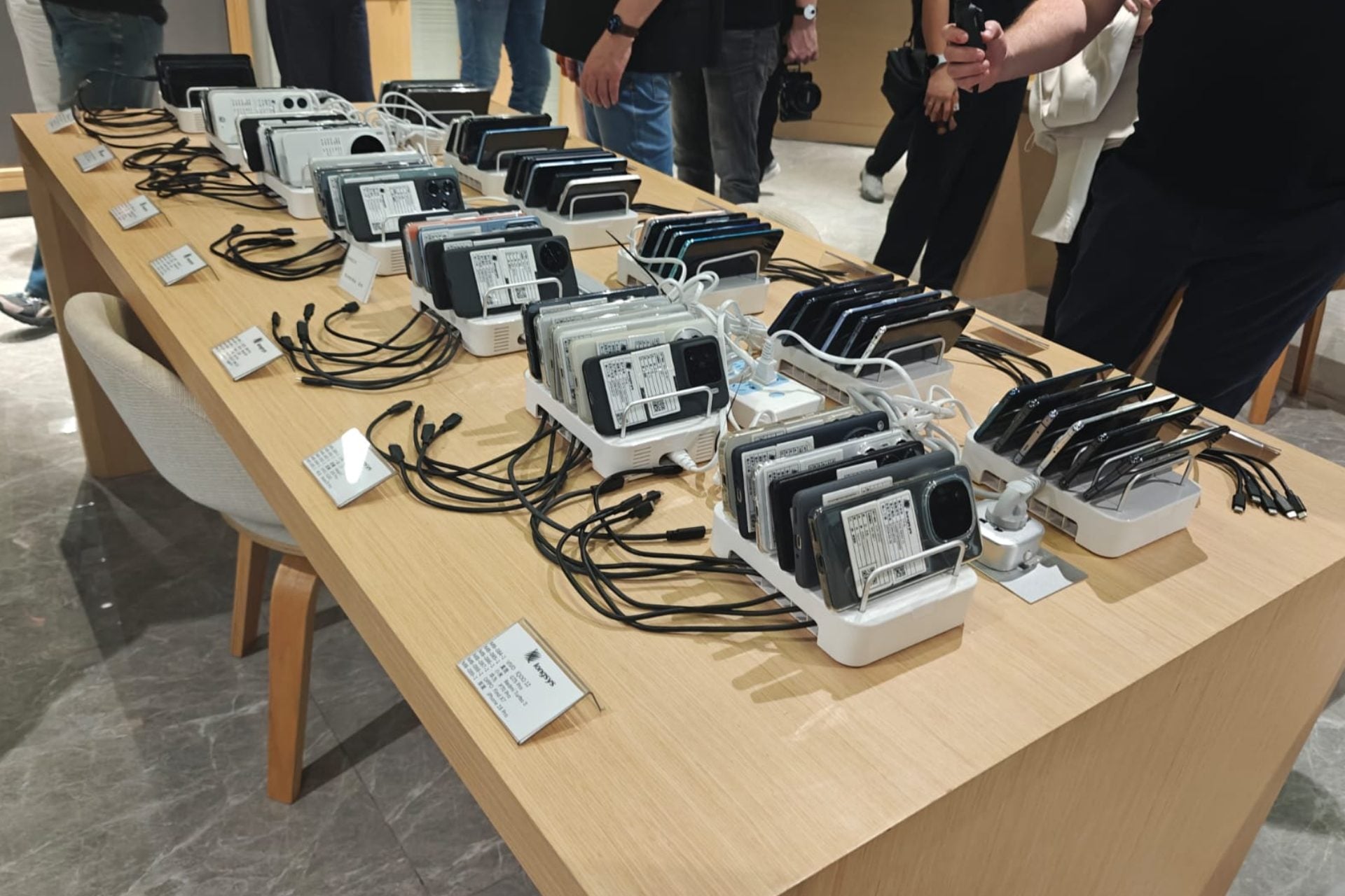 Quality Lab Lexar Tests Smartphone