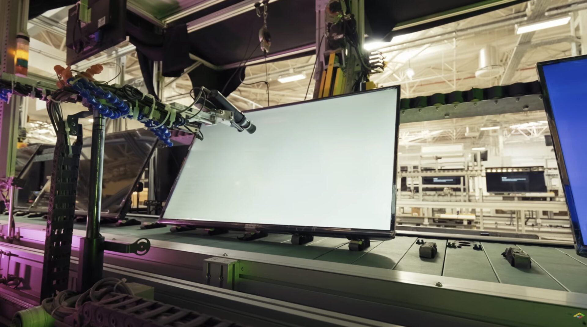 Une Dalle D'écran En Pleine Mesure Directement Sur La Chaîne De Montage