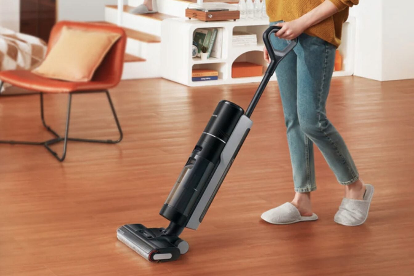 Ce balai aspirateur laveur nettoie tout d'un seul passage et il est à -33 % sur Amazon %