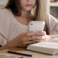 Fille Smartphone Livre