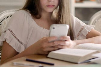 Fille Smartphone Livre