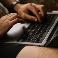 Personne Tape Clavier Ordinateur Portable