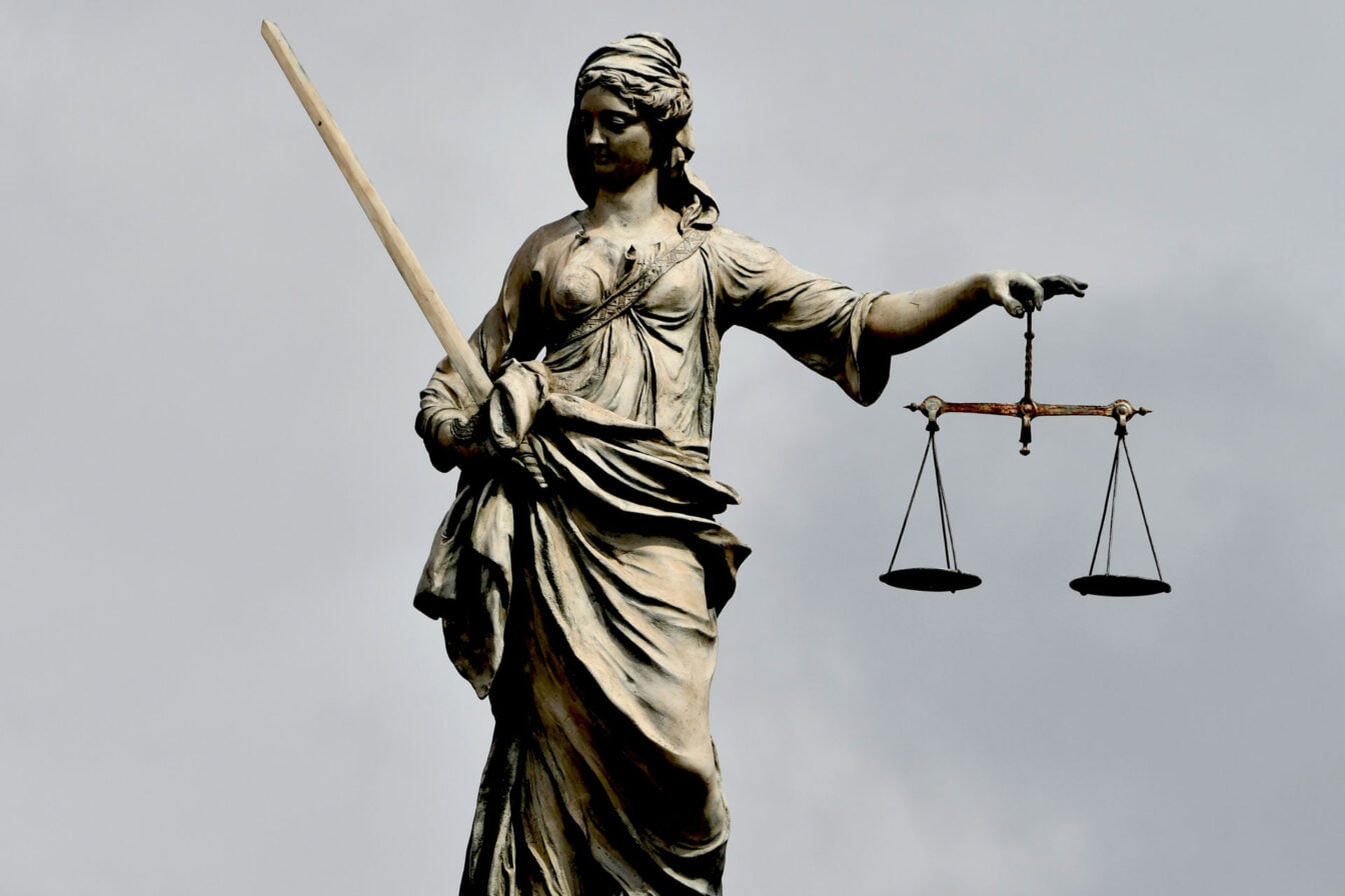 Statue Dame Justice Epee Balance