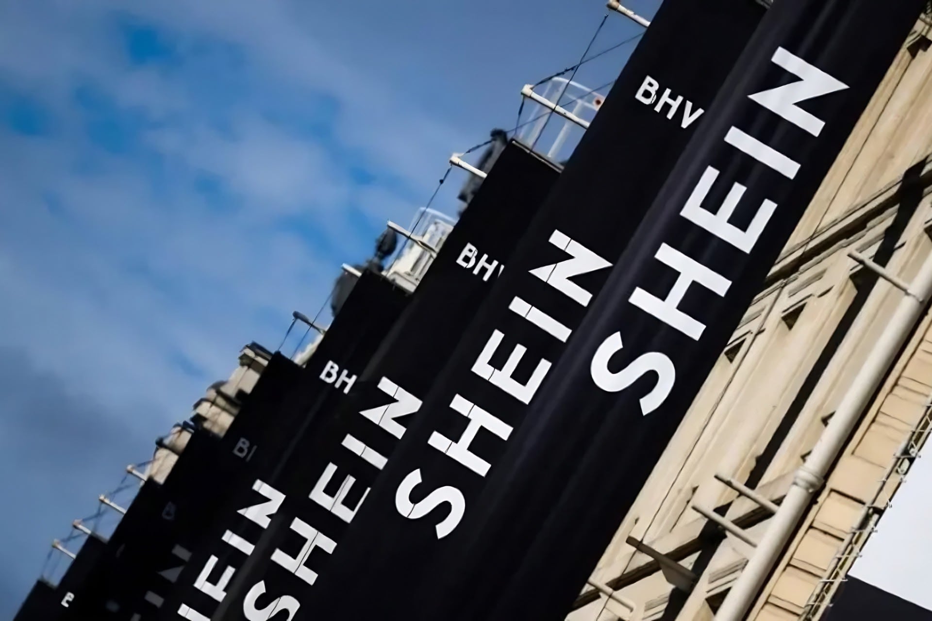 Les bannières de Shein sur la façade du BHV à Paris, le 3 novembre 2025.