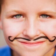 Enfant, moustache dessinée