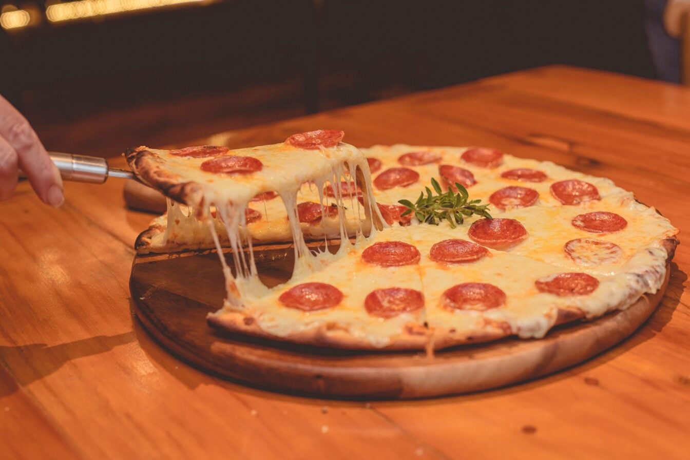 Pizzas froides, retards de livraison : comment l'IA de Pizza Hut aurait fait perdre 100 millions de dollars à l'entreprise