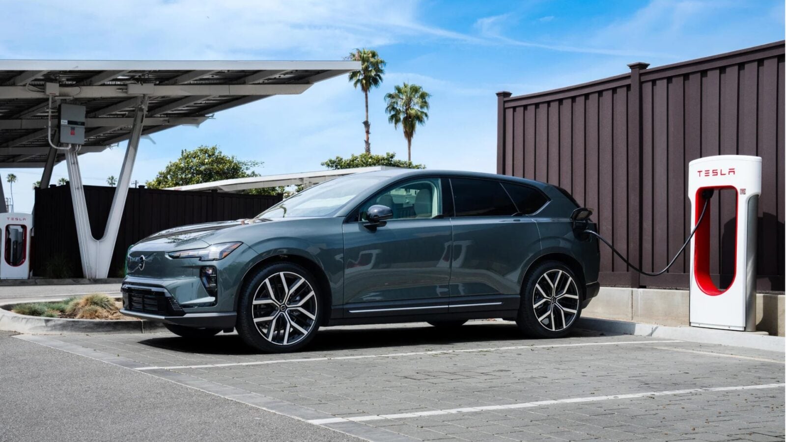 Volvo, diğer tüm üreticilerin hala mücadele ettiği yerde başarılı oluyor