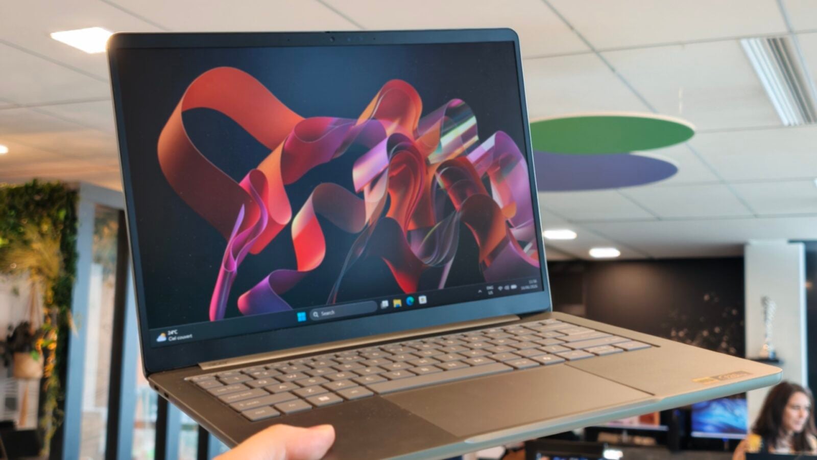 MacBook Neo'nun Fransa'daki ana rakibinin sorumluluğunu üstlendim
