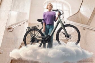 Le nouveau HUB-e est le modèle anniversaire célébrant les 60 ans d’existence de VELO DE VILLE et allie mobilité urbaine à un poids à partir de 19 kilogrammes.
