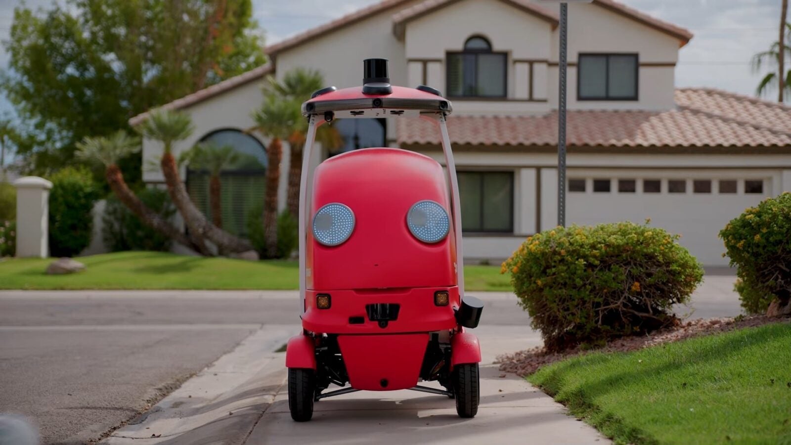 Bir polis baskınının ortasında bir teslimat robotu ortaya çıktı