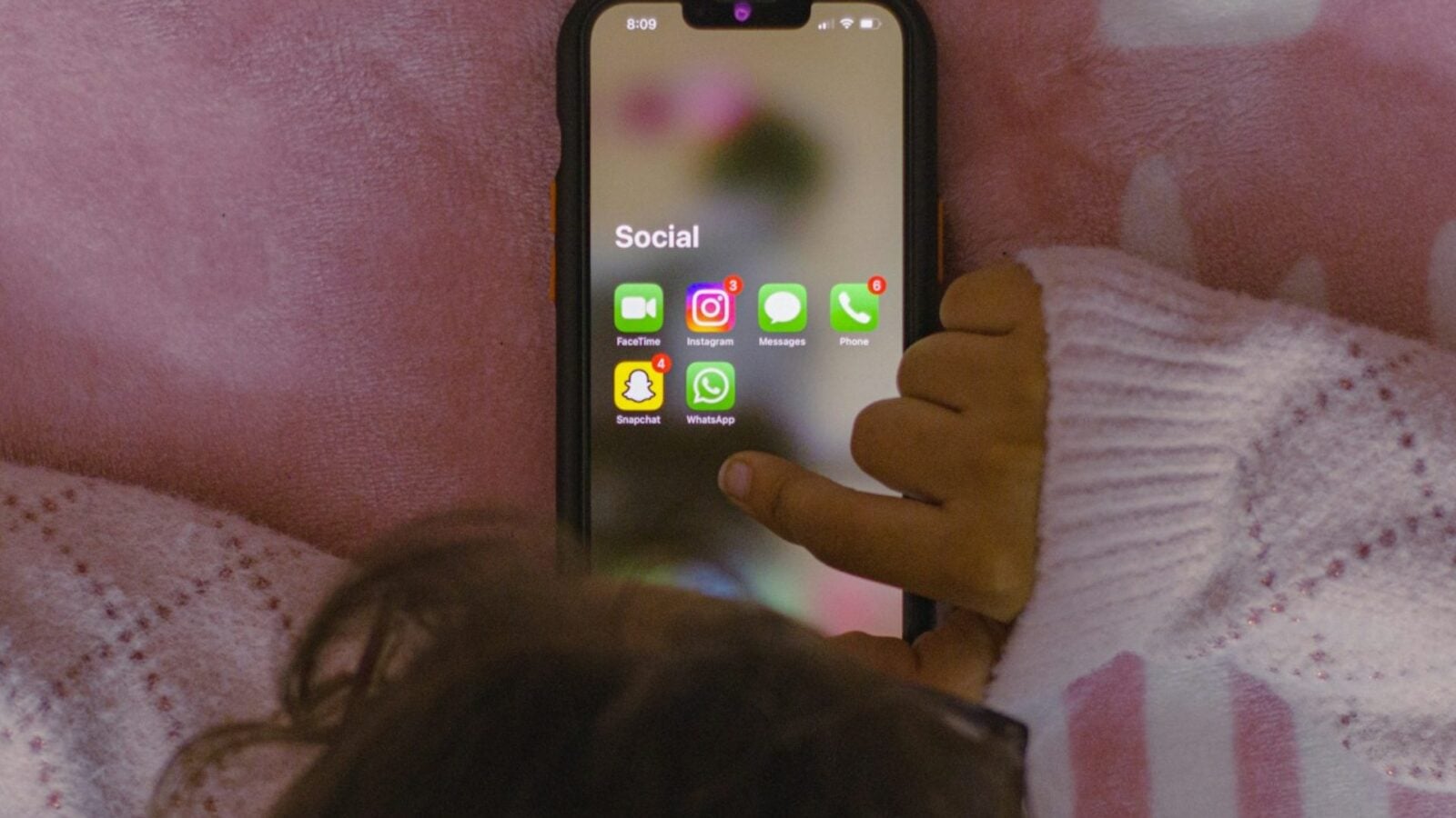Interdiction des réseaux sociaux aux moins de 15 ans : la loi censurée au nom de la liberté d’expression