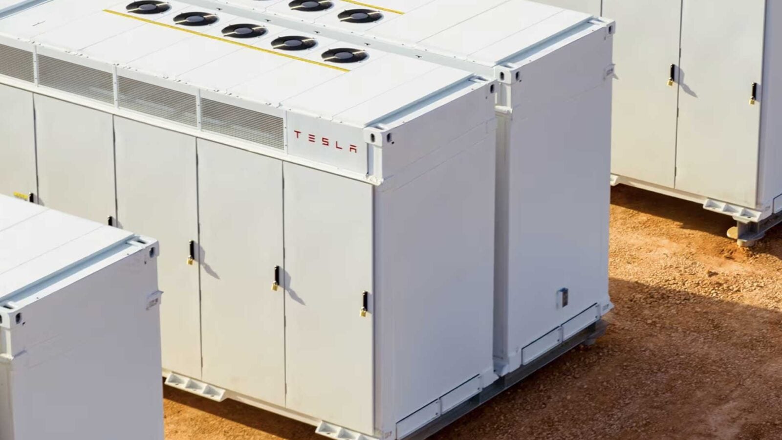 Tesla prépare Megapod : ce projet secret pourrait connecter ses Superchargeurs à l’IA