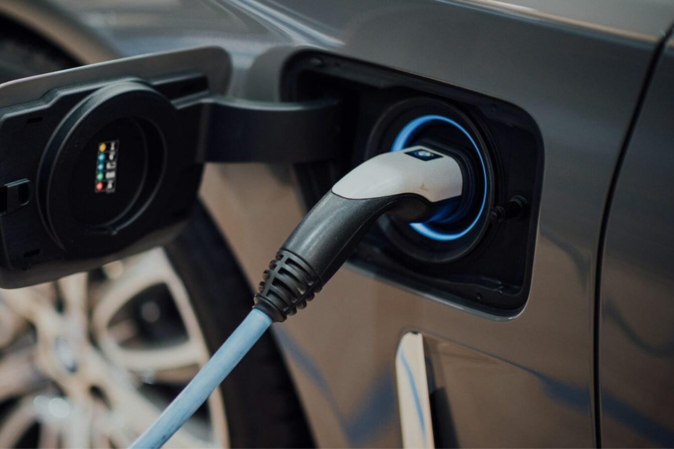 Recharge des voitures électriques : une association française dénonce une « loterie tarifaire »