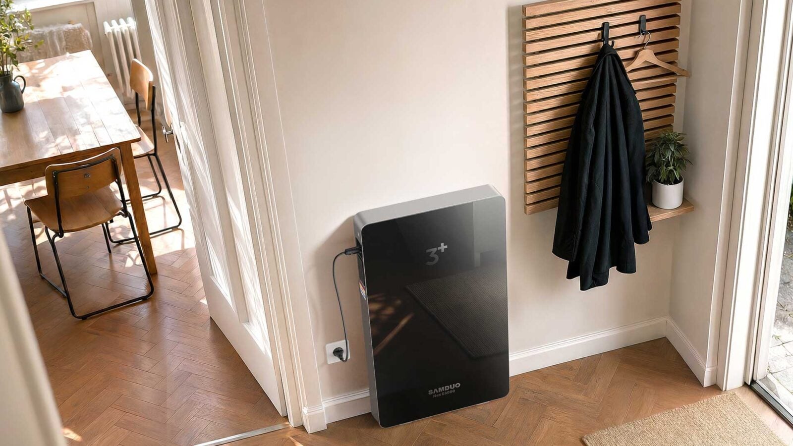 Cette batterie domestique ultra-fine se branche sur une simple prise pour stocker votre énergie solaire