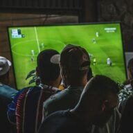 Groupe Personnes Regardant Match Football Television