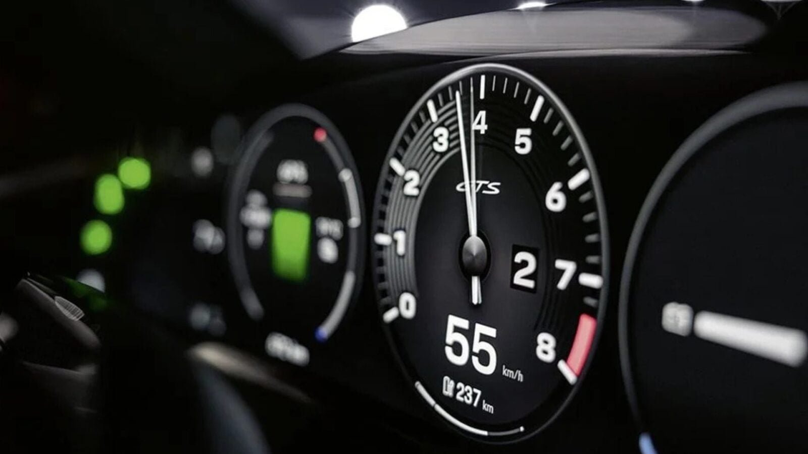 Porsche, Taycan'ı kurtarmak için sahte motor sesi ve sanal vites kutusu çılgınlığına teslim oluyor