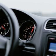 Tableau De Bord Noir Avec Compteur De Vitesse Sur 100