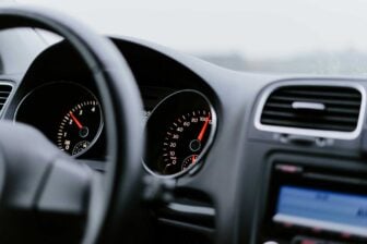 Tableau De Bord Noir Avec Compteur De Vitesse Sur 100