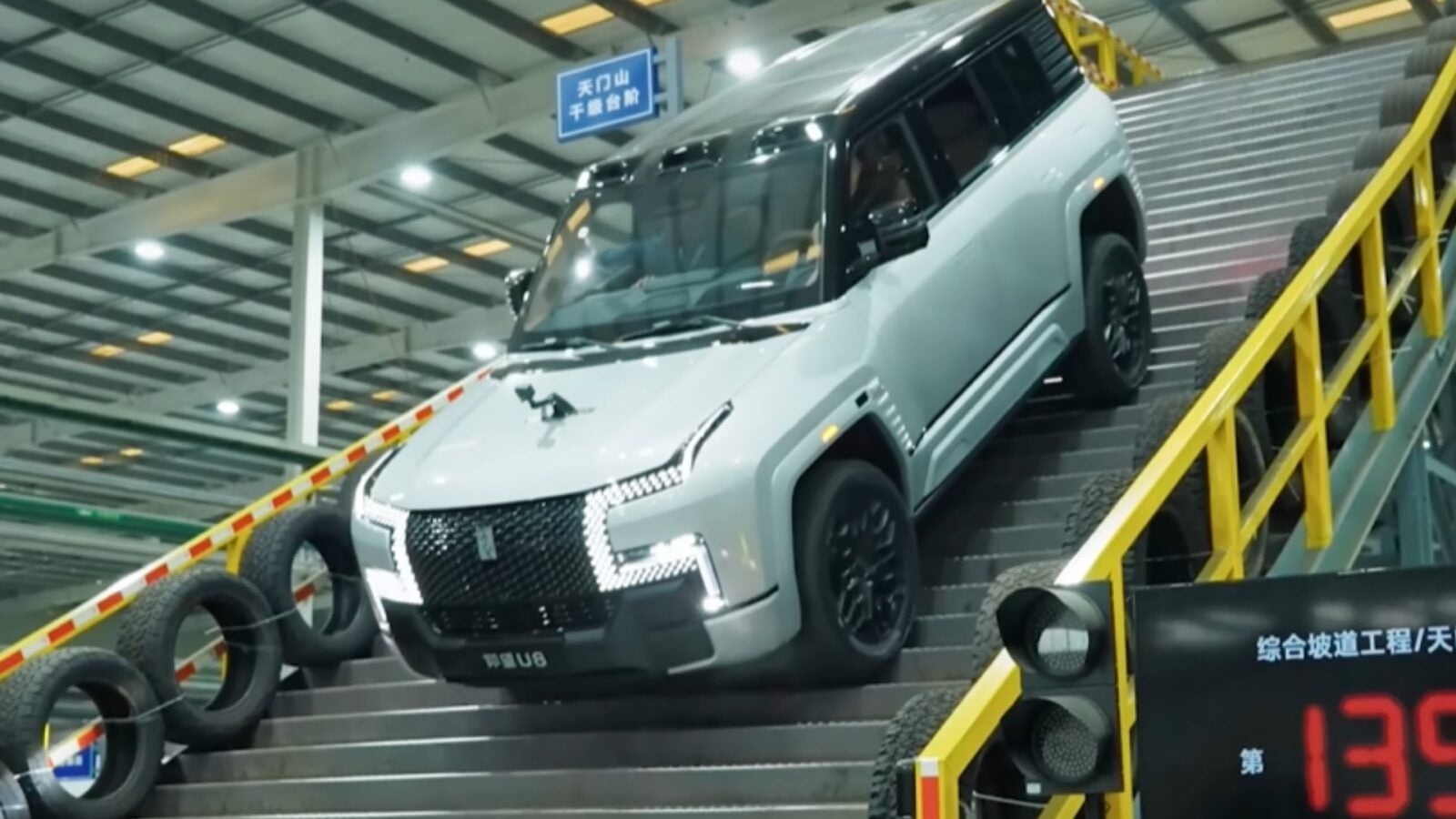 1.200 beygir gücündeki bu hibrit SUV, su üzerinde yüzdükten sonra yeni bir çılgınlığa imza atıyor