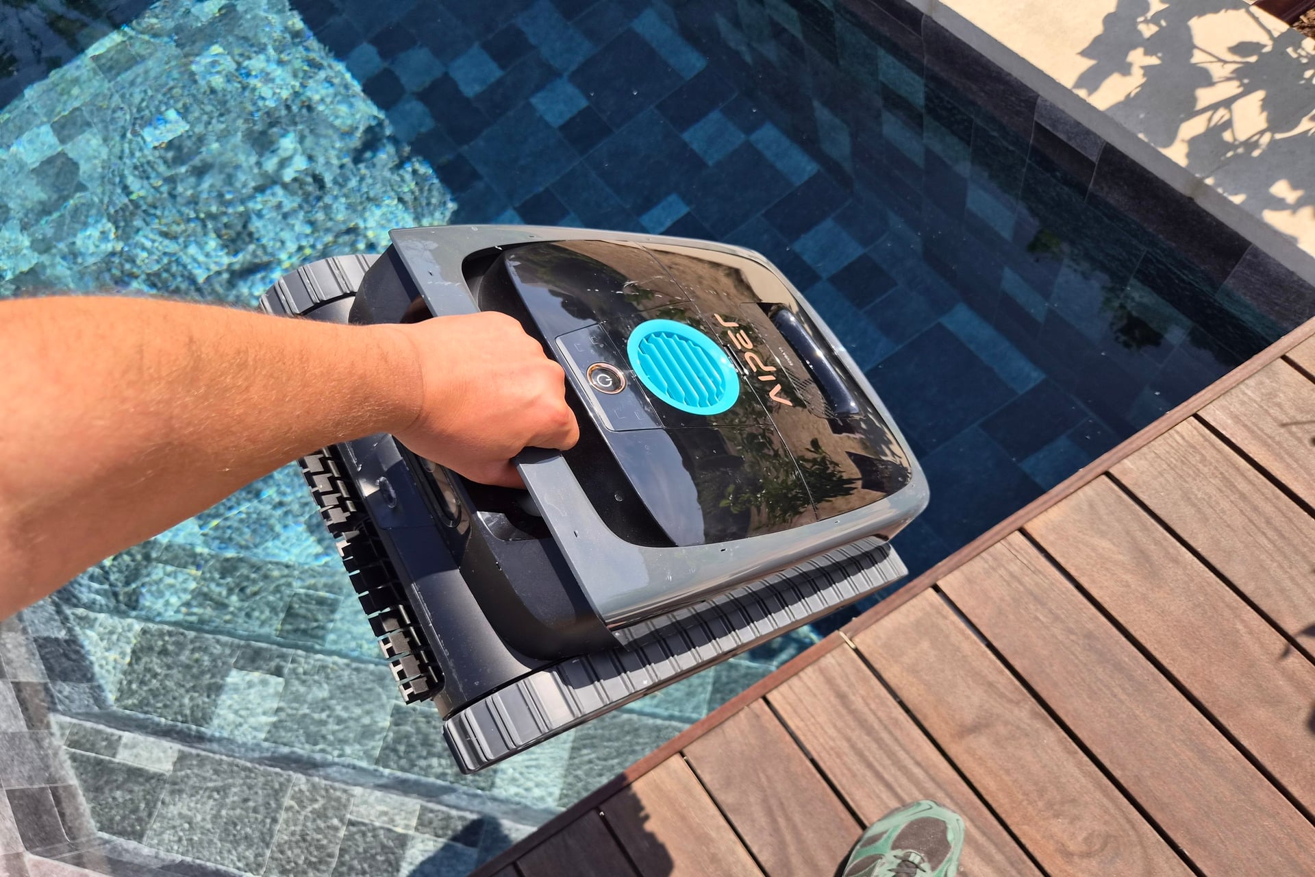 Test robot piscine Aiper Scuba V3 IA et caméra navigation design léger