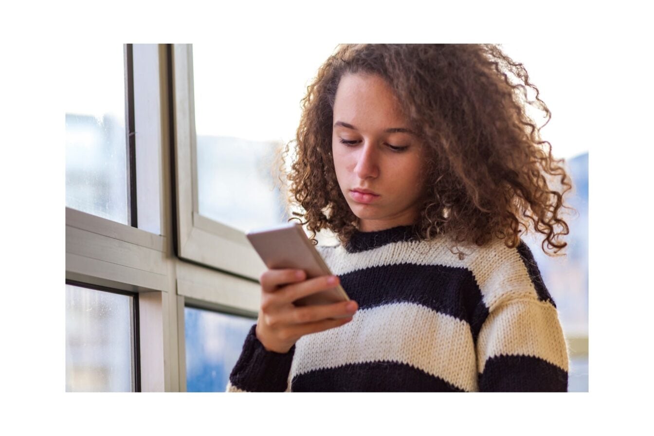 Interdiction des réseaux sociaux : la Commission Européenne veut réduire l’âge à 13 ans et inclure les chatbots