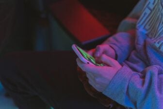 Jeune tient smartphone