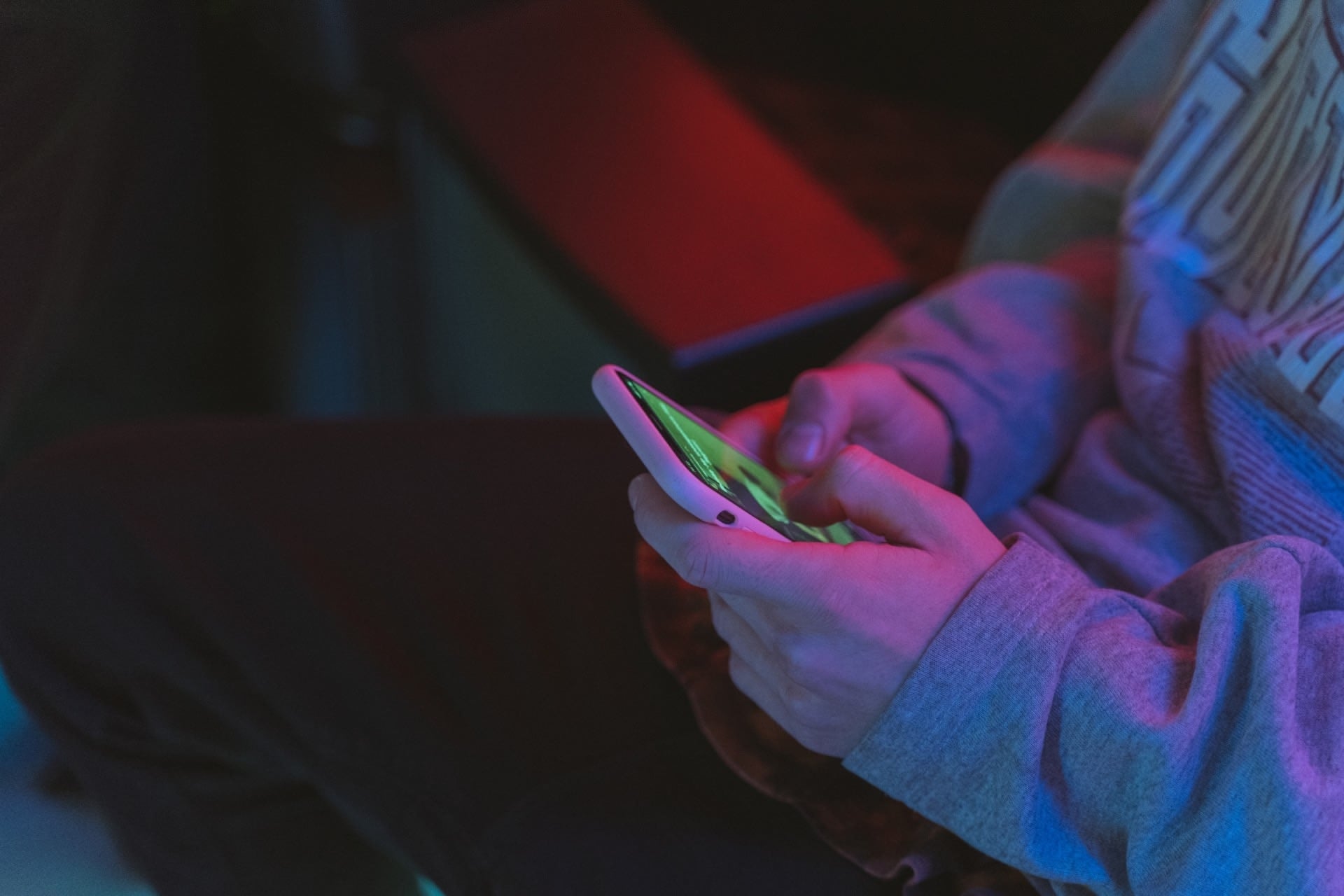 Jeune tient smartphone