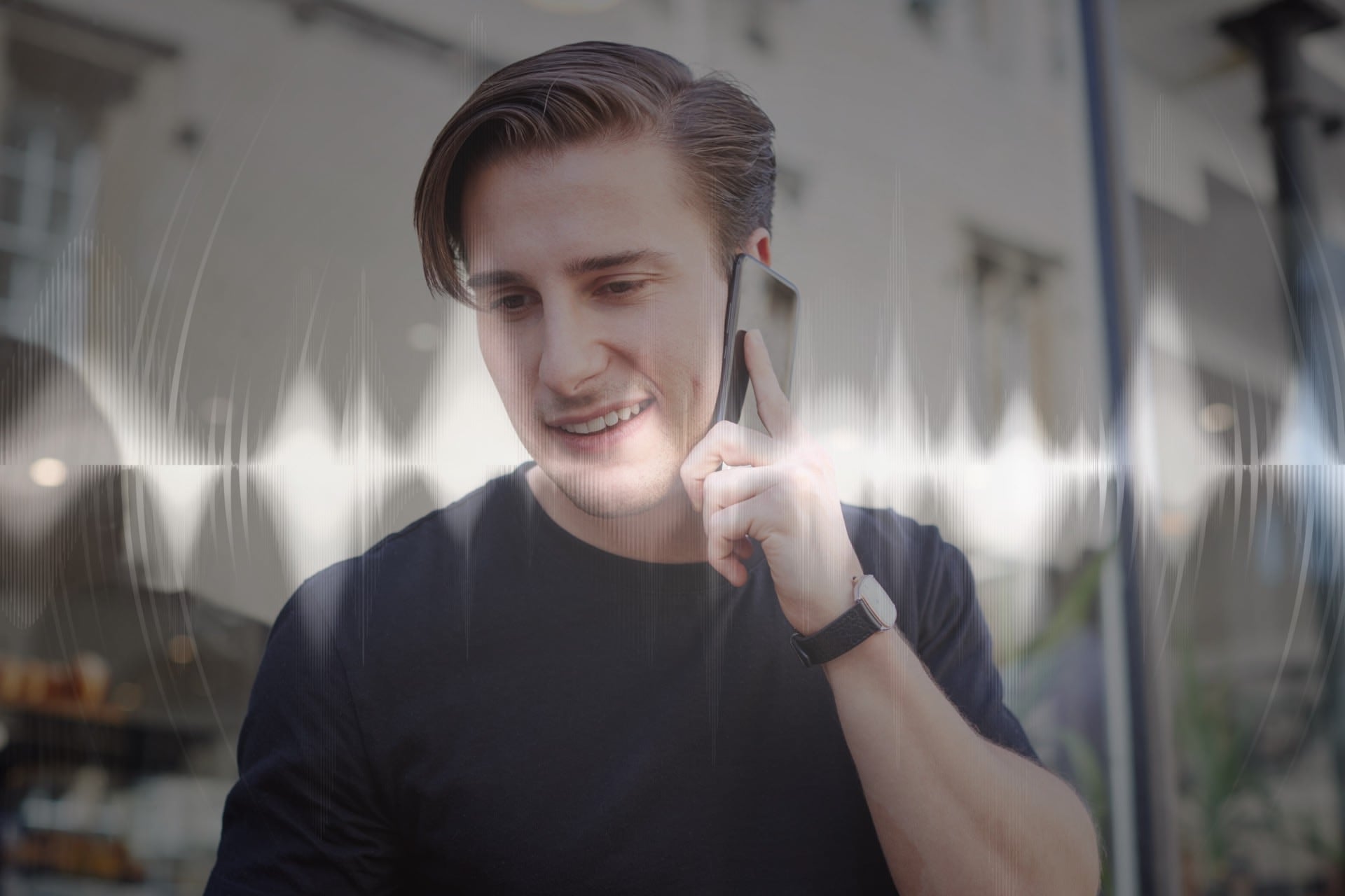 Homme au téléphone, spectre audio en surimpression