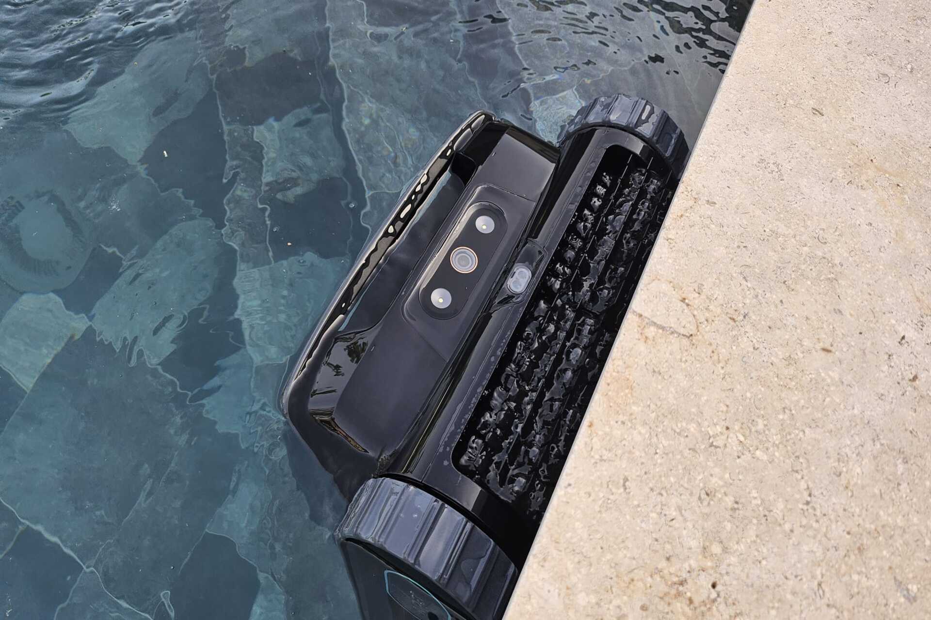 Test robot piscine Aiper Scuba V3 IA et caméra station de charge parois fond escaliers
