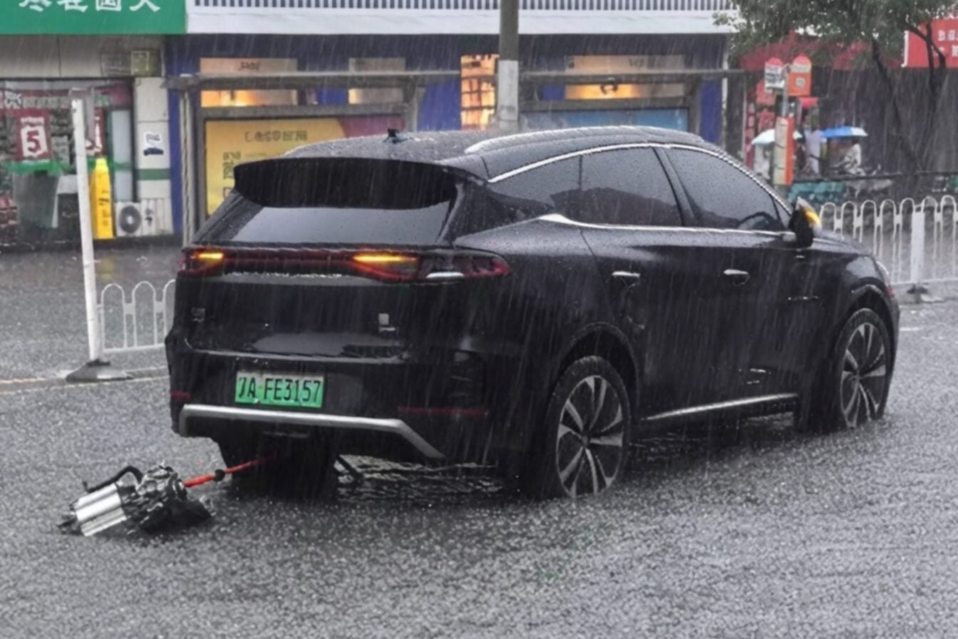 Ce SUV électrique perd son moteur arrière en pleine inondation… et continue de rouler !