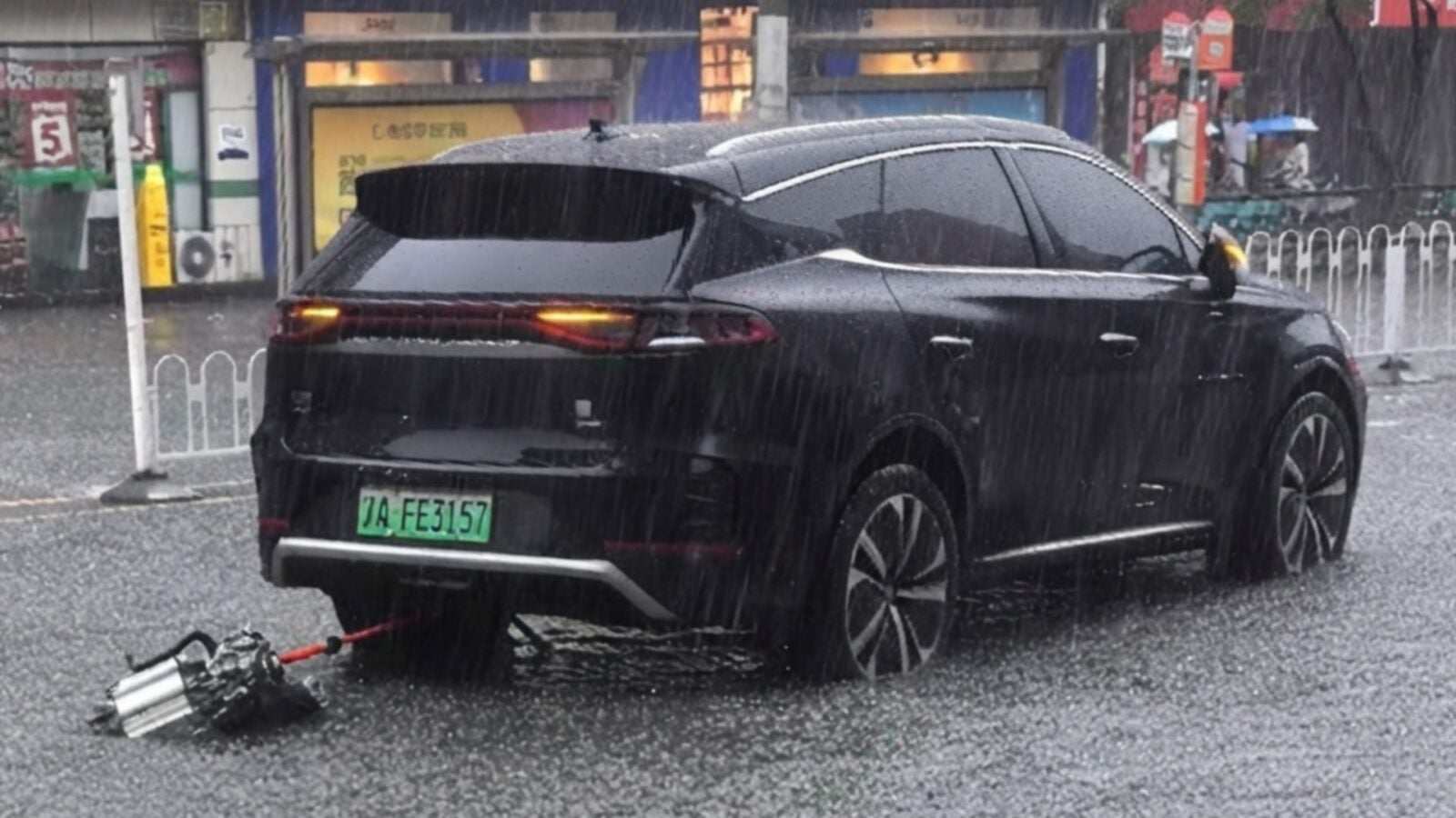 Bu elektrikli SUV su baskını sırasında arka motorunu kaybediyor… ve yola devam ediyor!
