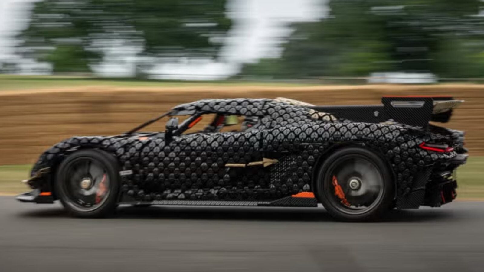 Bu Lego arabası 111 km/saat hızla çalışıyor!