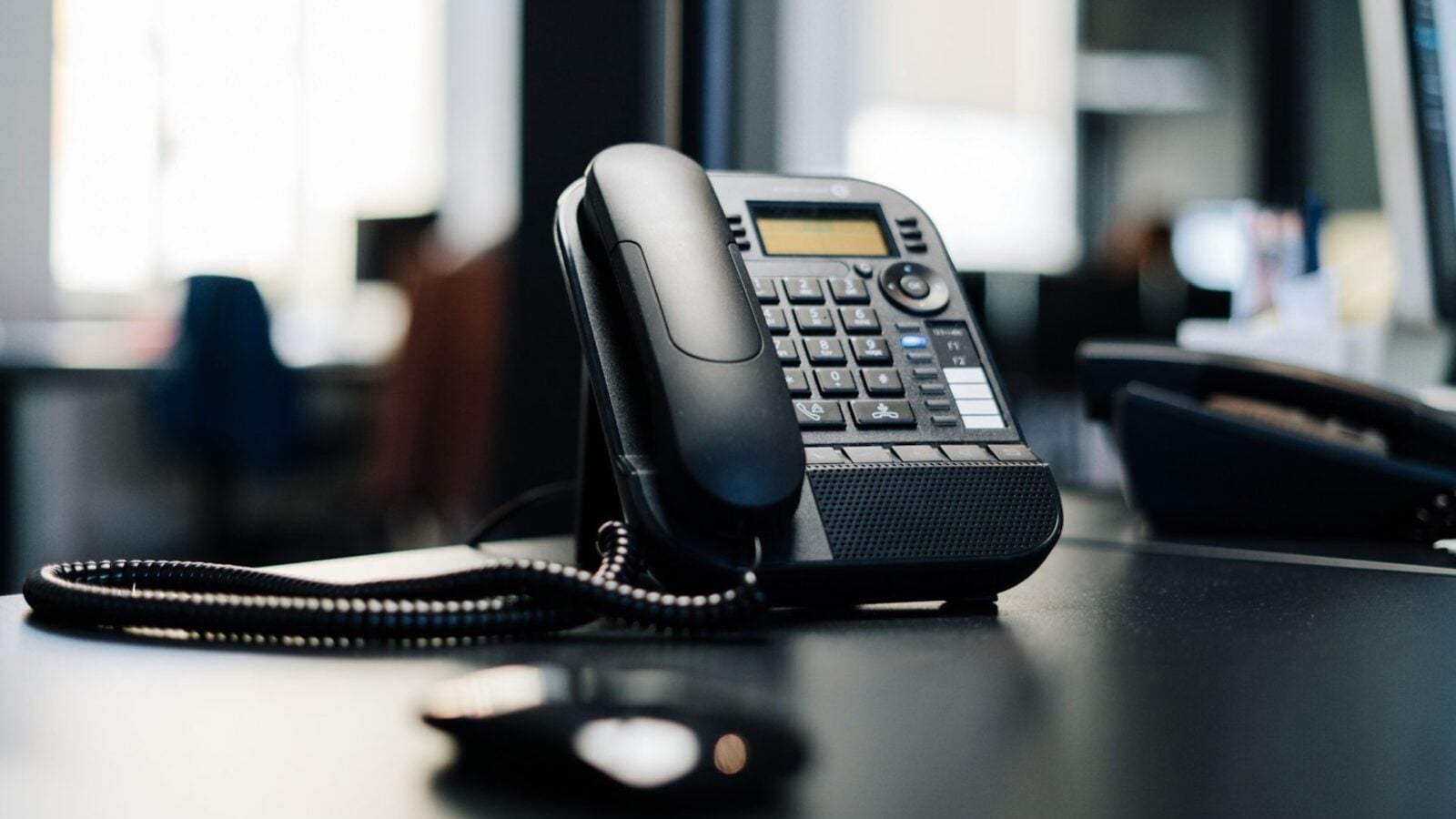 Une arnaque téléphonique piège des centaines de mairies en France