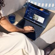 Hp Googlebook 14 Atmospheric Blue Google Gemini Lifestyle (01net.com)