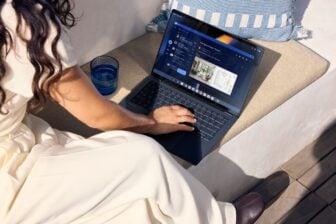 Hp Googlebook 14 Atmospheric Blue Google Gemini Lifestyle (01net.com)
