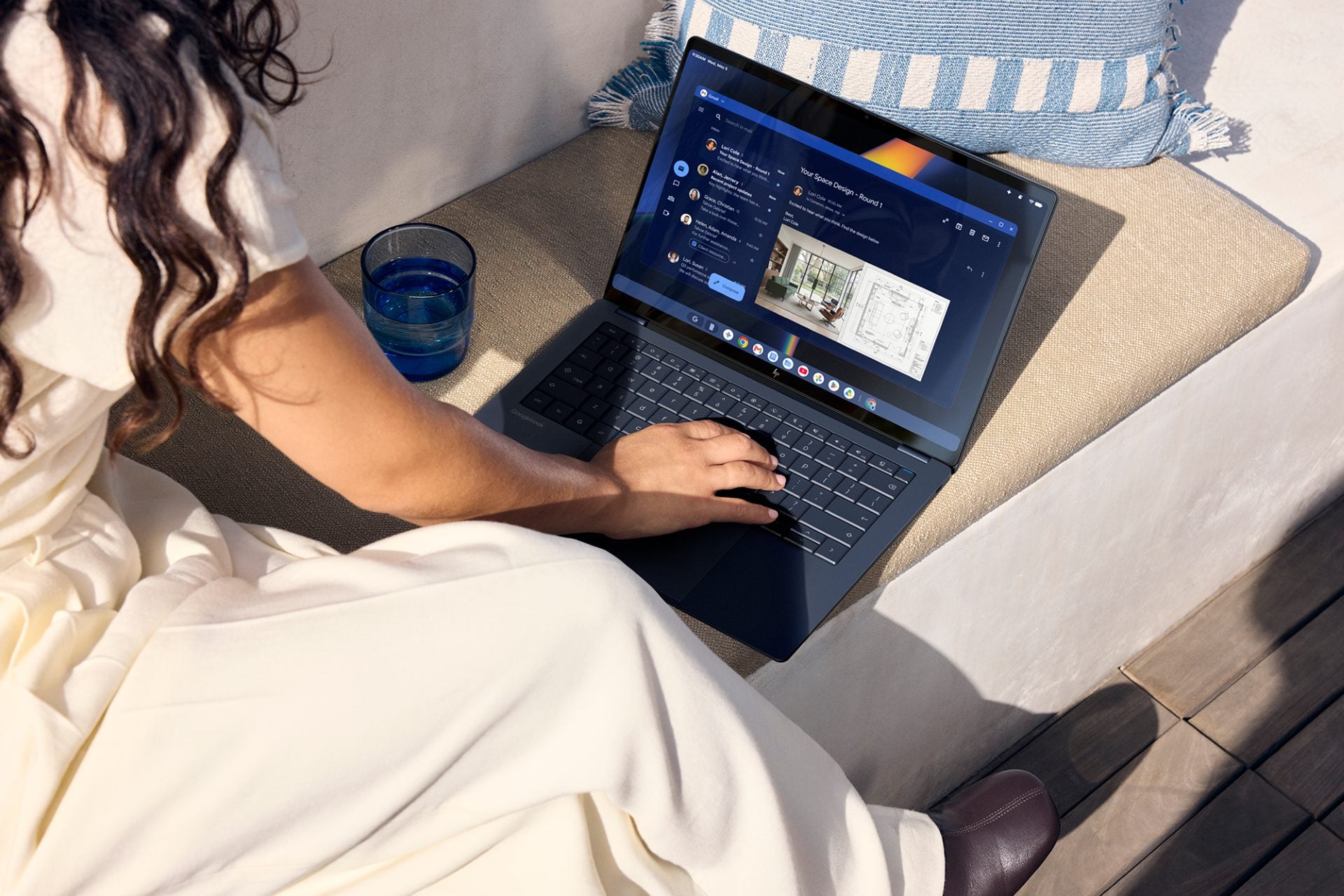Hp Googlebook 14 Atmospheric Blue Google Gemini Lifestyle (01net.com)