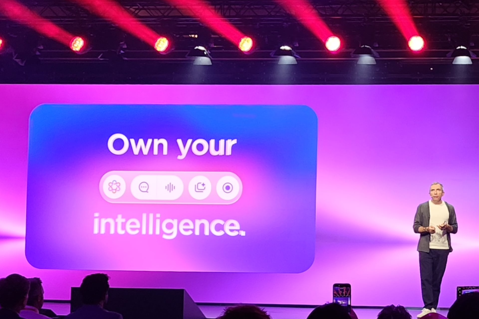 Lenovo Qira