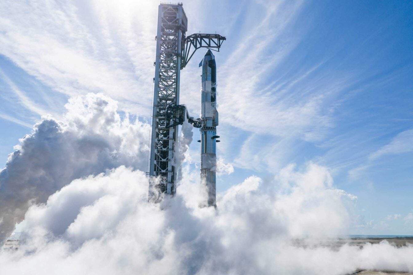 SpaceX joue gros cet après-midi : la plus grosse fusée du monde tente d’atteindre l’orbite pour la première fois