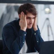 Homme contrarié écran