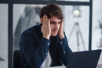 Homme contrarié écran